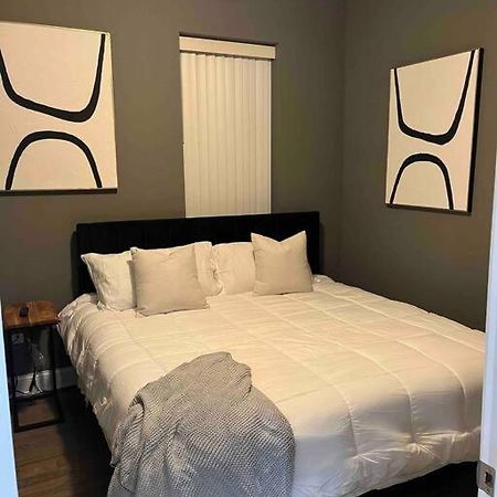 Neutral Spiraled Vibes Apartment Chicago Exterior photo
