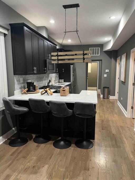 Neutral Spiraled Vibes Apartment Chicago Exterior photo